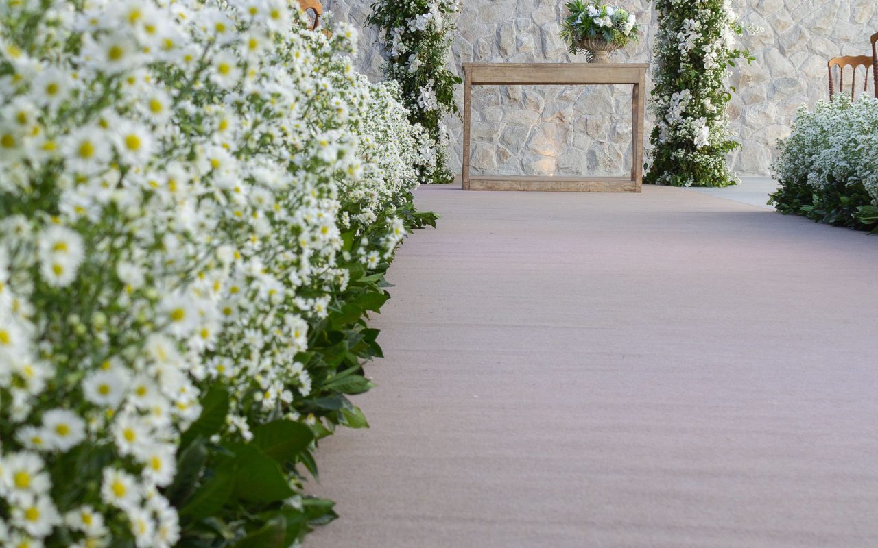 Beautiful floral arch with white flowers for a wedding ceremony in São Paulo, Brazil.