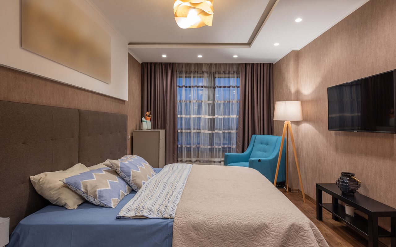 Luxurious hotel bedroom featuring stylish decor and comfortable furnishings in a modern setting.