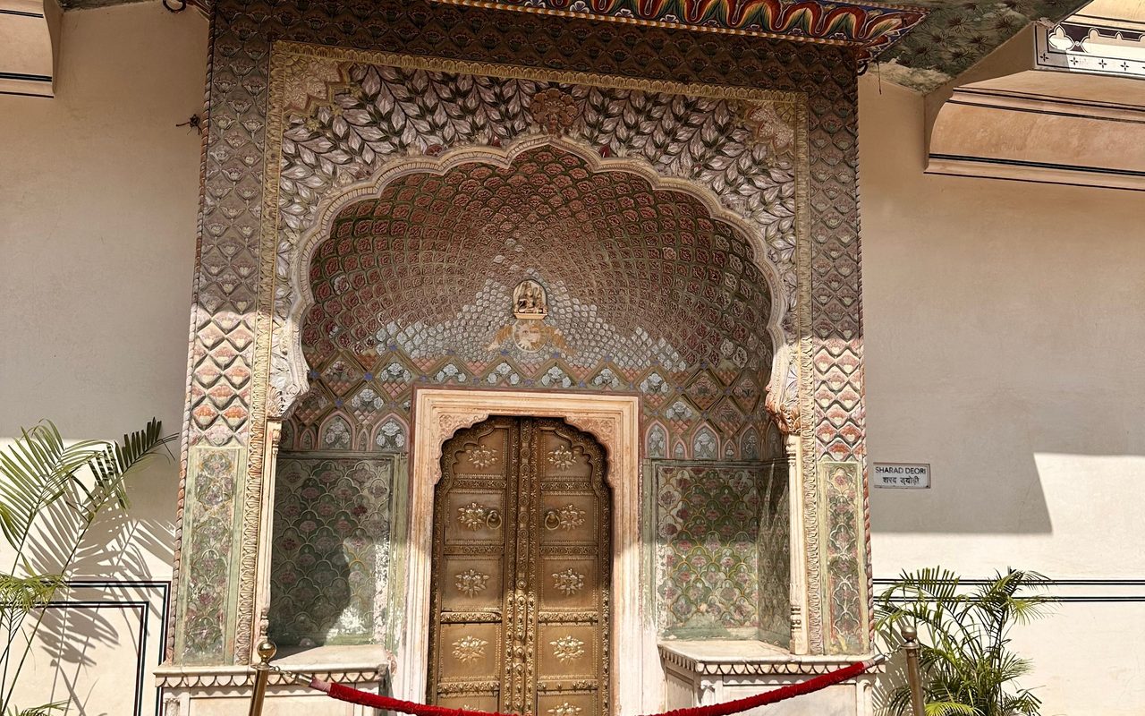 Stunning ornate doorway in City Palace, Jaipur, showcasing traditional Rajasthani architecture.