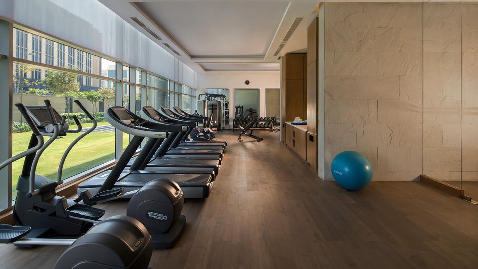 Fitness room with treadmills facing the courtyard