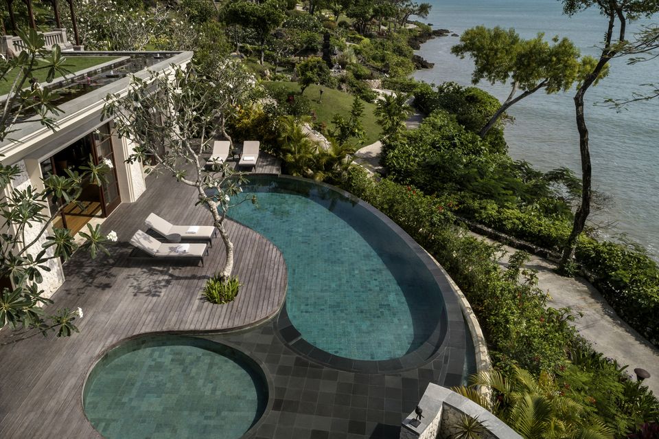 Curving private pools above the coast