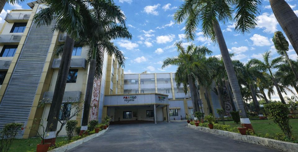 Palm-lined approach to the hotel